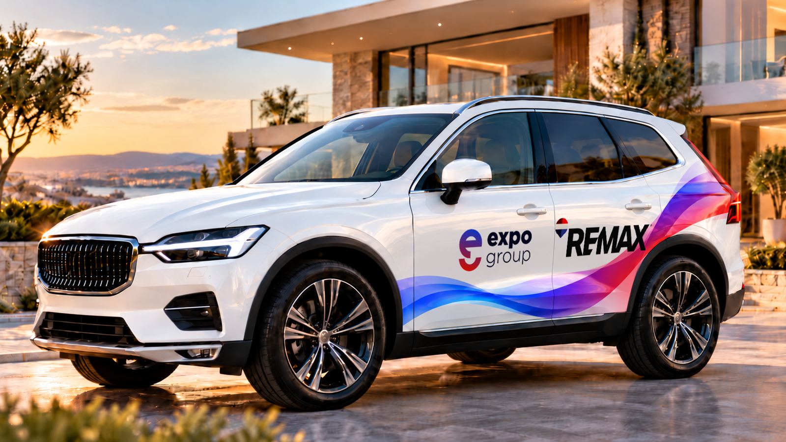 Viatura branca com o logótipo expogroup e RE/MAX e uma onda em gradiente azul e vermelho